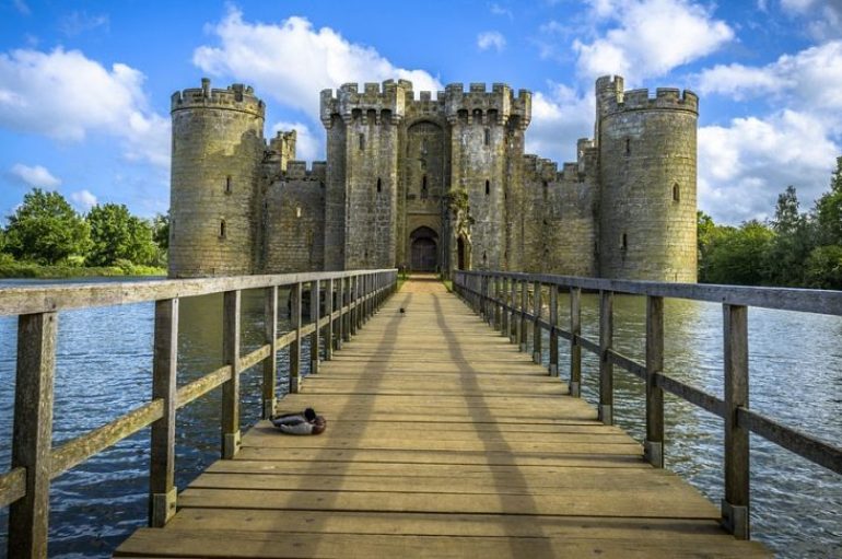 Заброшенный замок Бодиам (Англия)