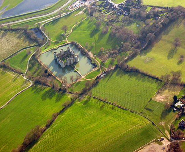 Заброшенный замок Бодиам (Англия)