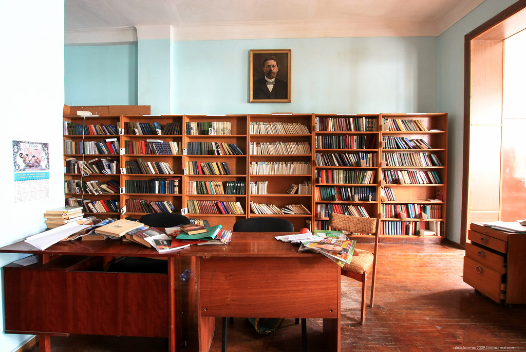 Читальный зал с портретом А.П. Чехова. Довольно просторное помещение и хорошо освещённое.