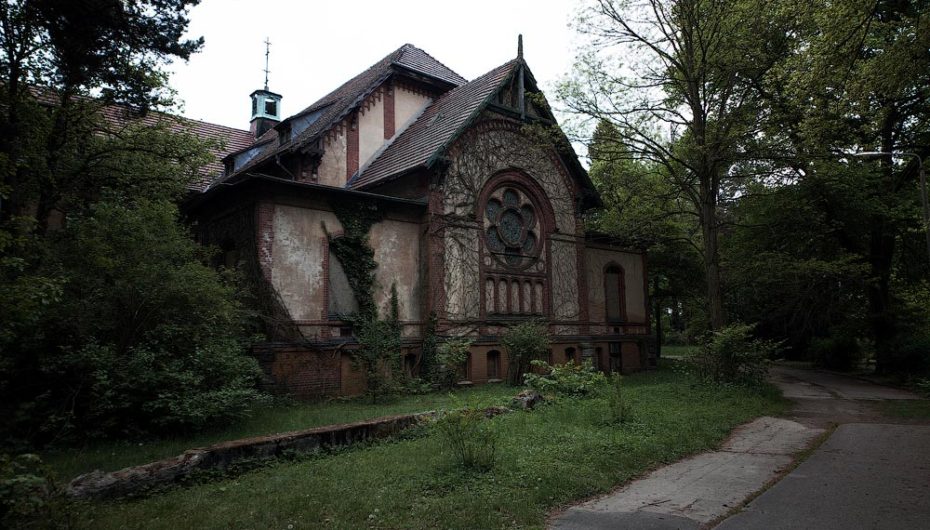Заброшенная старинная больница Beelitz-Heilstatten в Германии