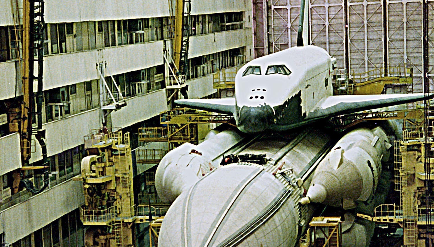 Корпус бурана. Космический корабль Буран. 15 Ноября 1988 года орбитальный корабль Буран. Орбитальный корабль Буран Байконур. Буран 1988 космический корабль СССР.