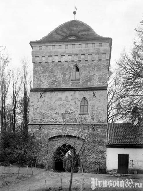 Надвратная башня замка Гросс Вонсдорф. Довоенное фото