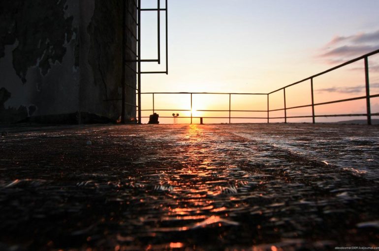 Закат с заброшенного маяка у Чёрного моря