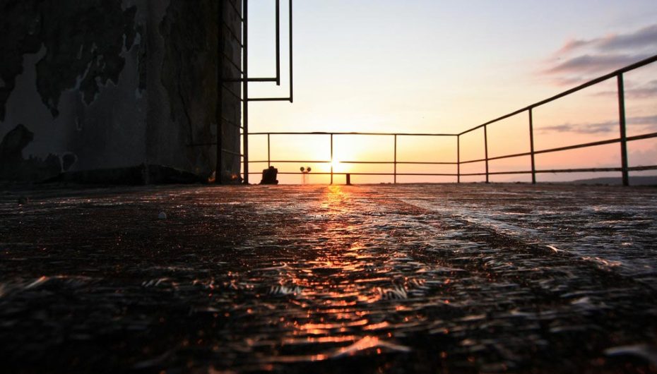 Закат с заброшенного маяка у Чёрного моря