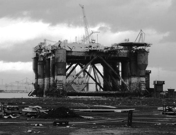 Заброшенная нефтедобывающая установка в Белфасте
