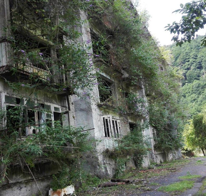 Заброшенный  жилой дом (Ткварчели, Абхазия)