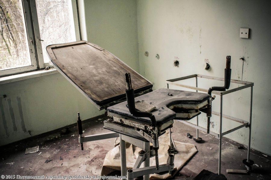 Ужасные роддома. Припять гинекологическое кресло. Чернобыль роддом заброшенный. Гинекологическое кресло старое. Гинекологическое кресло советское.
