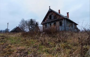 Заброшенные деревенские дома в Псковской и Костромской областях