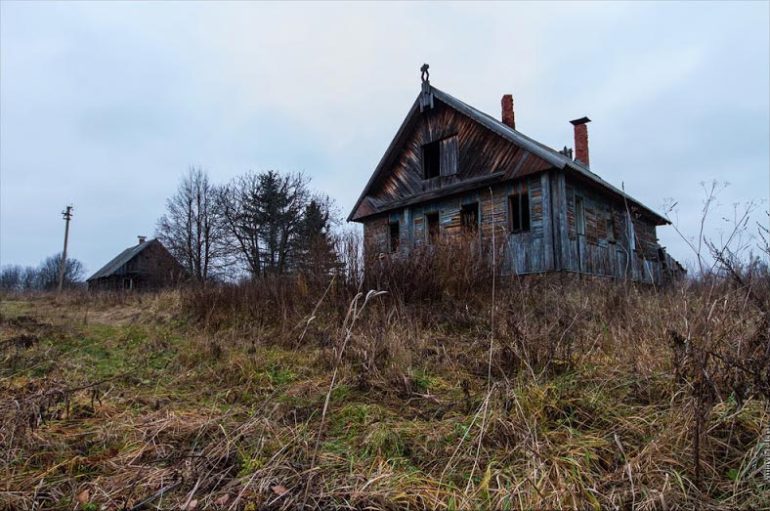 Заброшенные деревенские дома в Псковской и Костромской областях