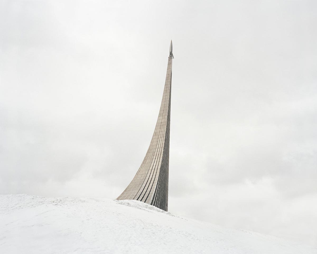 Памятник завоевателям космоса. Ракета сверху была изготовлена ​​по примеру конструкции немецкой ракеты V-2. Россия, Москва.