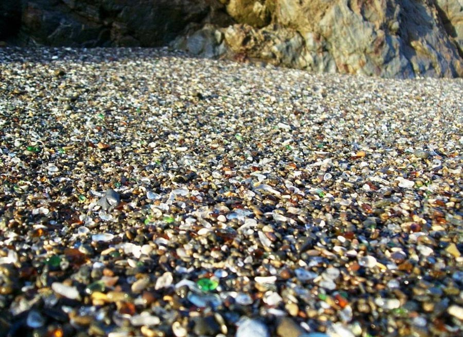 Стеклянный пляж — самое большое хранилище маленьких стеклышек