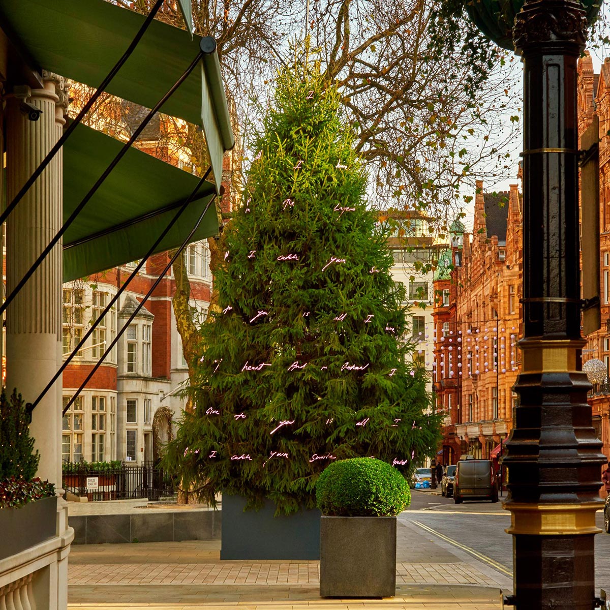 Рождественская елка Connaught от Tracey Emin