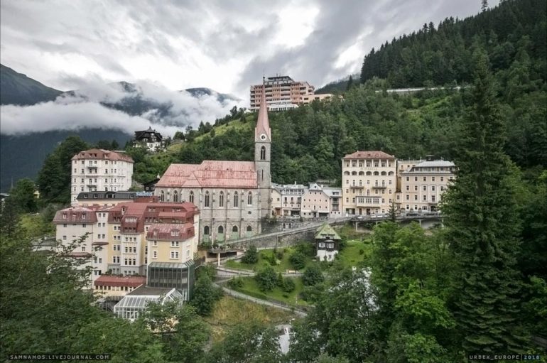 Заброшенный отельный комплекс в Альпах