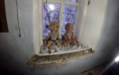 Осиротевшие куклы в заброшенном доме