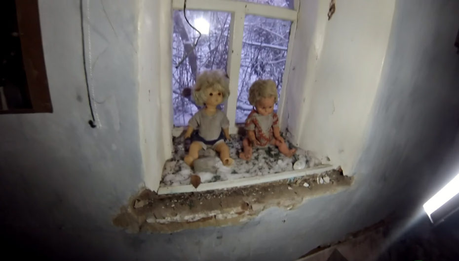 Осиротевшие куклы в заброшенном доме