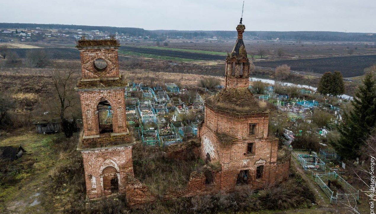Разрушающийся храм в Барыково