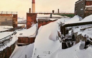 Никелевый завод в Норильске закрылся четыре года назад, с тех пор оборудование неспешно разбирают, поддерживая функционирующее освещение в цехах