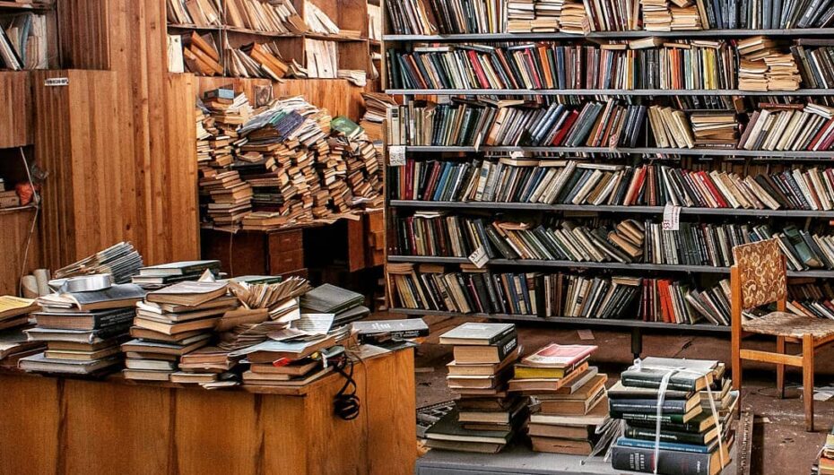 Заброшенные библиотеки и архивы — один из наиболее впечатляющих типов объектов, потому что обесценивание человеческого труда в них наглядно представлено кубометрами брошенных книг, документов и записей